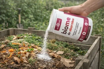 Ogrodnik aplikuje biopreparat EcoBen, dbając o prawidłowy rozkład materii kompostownika przydomowego.